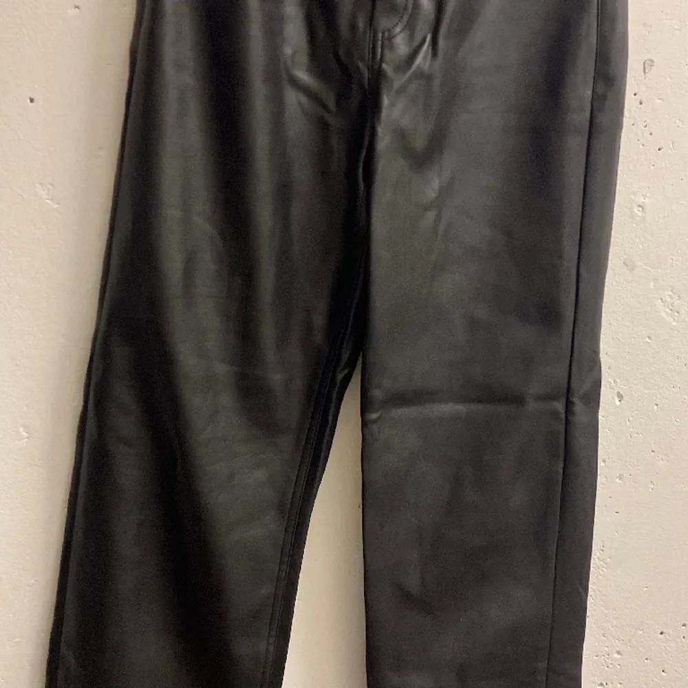 Svarta byxor i skinnimmitation från Gina Tricot. Storlek 32. Mycket fint skick. 🩵. Jeans & Byxor.