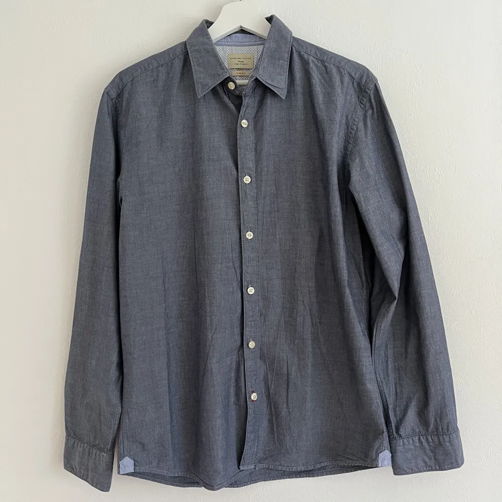 Jättefin lite gråblå skjorta från selected homme. Använd men i jättefint skick 🤩. Skjortor.