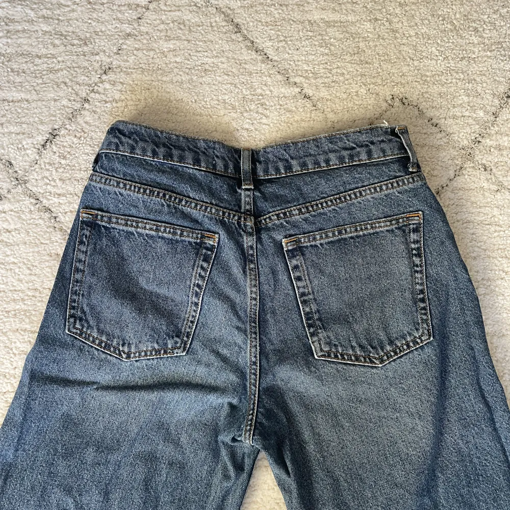 har varit mina favoriter men kommer tyvärr inte till användning längre. jättefint skick💓 storlek 29/32, passar s/m!💕. Jeans & Byxor.