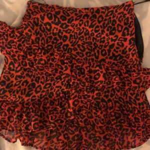 Kjol - Röd kjol med mönster från bikbok i storlek XS!