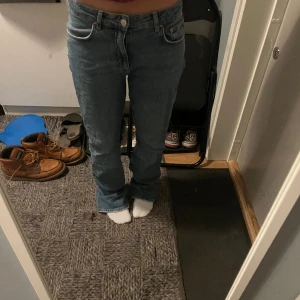 Gina tricot jeans - Säljer dessa bootcut jeans från gina tricot som köptes förra året. Ganska använda med vissa slitningar på benen längst ner men inte jätte synligt, annars okej! 