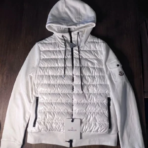 Moncler cardigan - Säljer nu denna snygga moncler cardigan. Den är i mycket bra skick, tags kvar. Den är köpt på Olsens, finns kvitto om det önskas. Passar M/L. Bara att höra av sig vid frågor. Mvh 