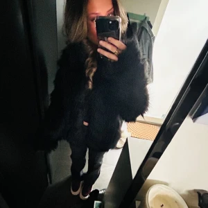 Pälsjacka - Säljer denna trendiga pälsjacka från NLY trend i storlek 36. Älskar verkligen denna men tar upp för mycket plats i garderoben. 