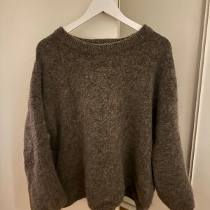 Stickad tröja  - Super fin, använder knappt längre! Väldigt poppis på H&M förra året.