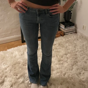 Zara bootcut - Zara bootcut jeans Ett band är trasigt men går att fixa