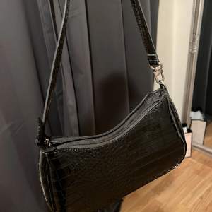 Vanlig svart väska i bra skick från H&M