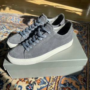 Garment project skor  - Säljer ett par garment project skor då de är för stora. Nypris på skorna är 2000kr. Storlek 44. Pris kan diskuteras