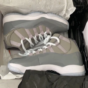 Jordan 11 - Helt oanvända, strl 38 men passar 37, kontakta mig för mer info!💕 betalning via swish.