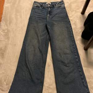 Blåa vida jeans från lindex, storlek 152✨Ganska använda och finns små tecken på användning. Skriv för fler bilderboken om ni vill diskutera priset 💕