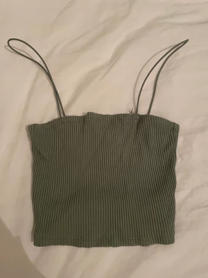 Grön topp hm - Säljer denna gröna topp då den blivit förliten❤️