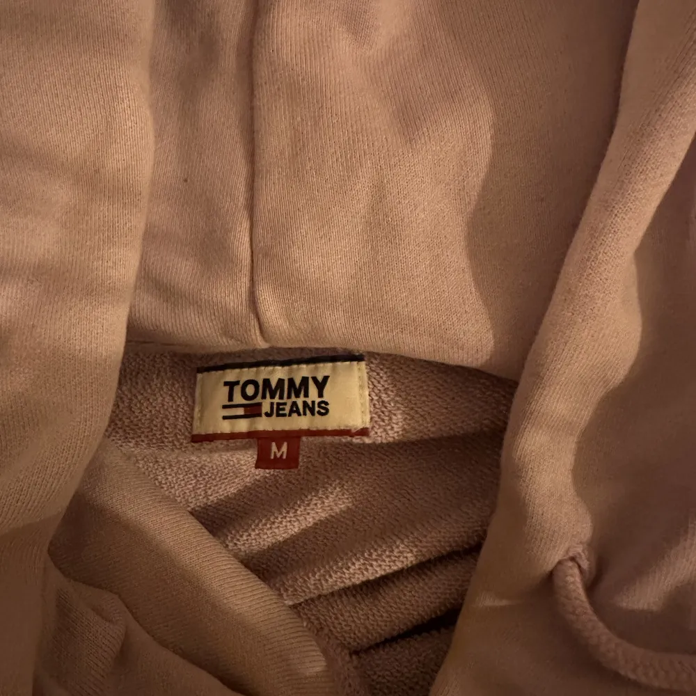 Säljer min super fräscha hoodie ifrån Tommy Hilfiger jeans 💖 . Hoodies.