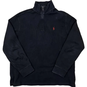 Ralph Lauren Half-Zip Svart - Svart halfzip tröja från Ralph Lauren. Bra skick! Lite blekt vid ärmsluten och nopprig på insidan. Ställ gärna frågor!😊