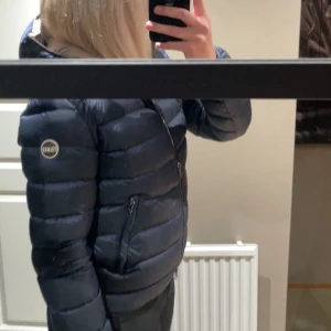 Colmar jacka - Säljer nu min jätte snygga colmar jacka i mörkblå, används inte längre men är super super fin och varm☺️osäker på storlek men passar S, går att se bild på storleken på tredje bilden!🥰 buda gärna eller köp nu för  1999kr☺️