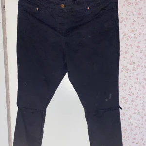 Svarta jeans  - Dessa är ganska smala på benen som skinny jeans, men dem är i bra skick! 