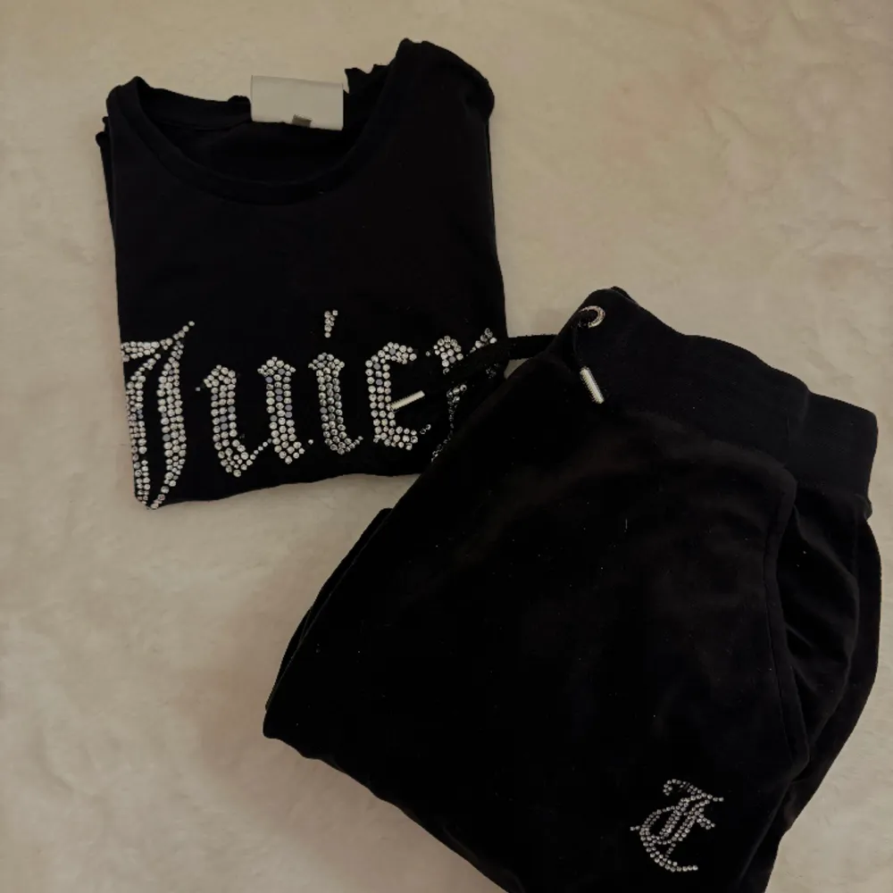 Säljer mina svarta juicy byxor tillsammans med en matchande t-shirt då det inte kommer till användning längre 🖤. Övrigt.