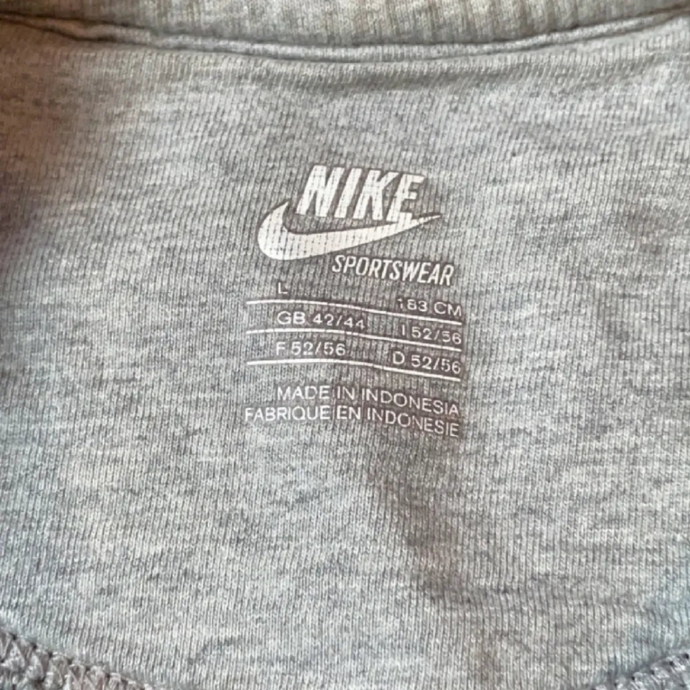 Nike tröja, knappt använd, lite katthår på men de tas bort innan leverans.. Hoodies.