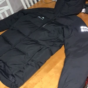 Sail racing jacka  - Säljer min sail racing jacka då ja ej tycker om modellen. Använd 1 gång för prova men inte min stil direkt. Helt ny inget slitage eller något.  Storlek medium