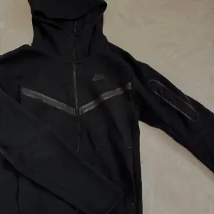 Säljer min Nike Tech Fleece hoodie, använd fåtal gånger! 🖤 