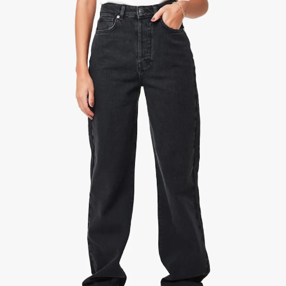 Säljer dessa svarta jeans från bikbok!! De har en hög midja och raka ben. Normalt använda men inte slitna❤️‍🩹 Säljer pga passar inte längre, har även lagt upp fler byxor som jag säljer av samma anledning🙌🏼 Hör av er om ni har några frågor❤️. Jeans & Byxor.
