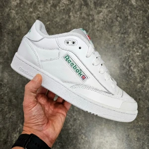 Reebok Club C Bulc - Strl 41 - Reebok Club C Bulc x Beams.  Helt nya och aldrig använda.  Säljes pga felköp.  Storlek 41, US 8.5.  Skickas med originalbox.