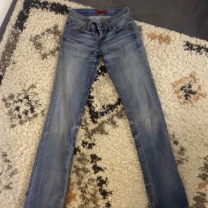 Jeans  - Väldigt lågmidjade jeans. Typ aldig använda skulle nog passa någon som har storlek xs.