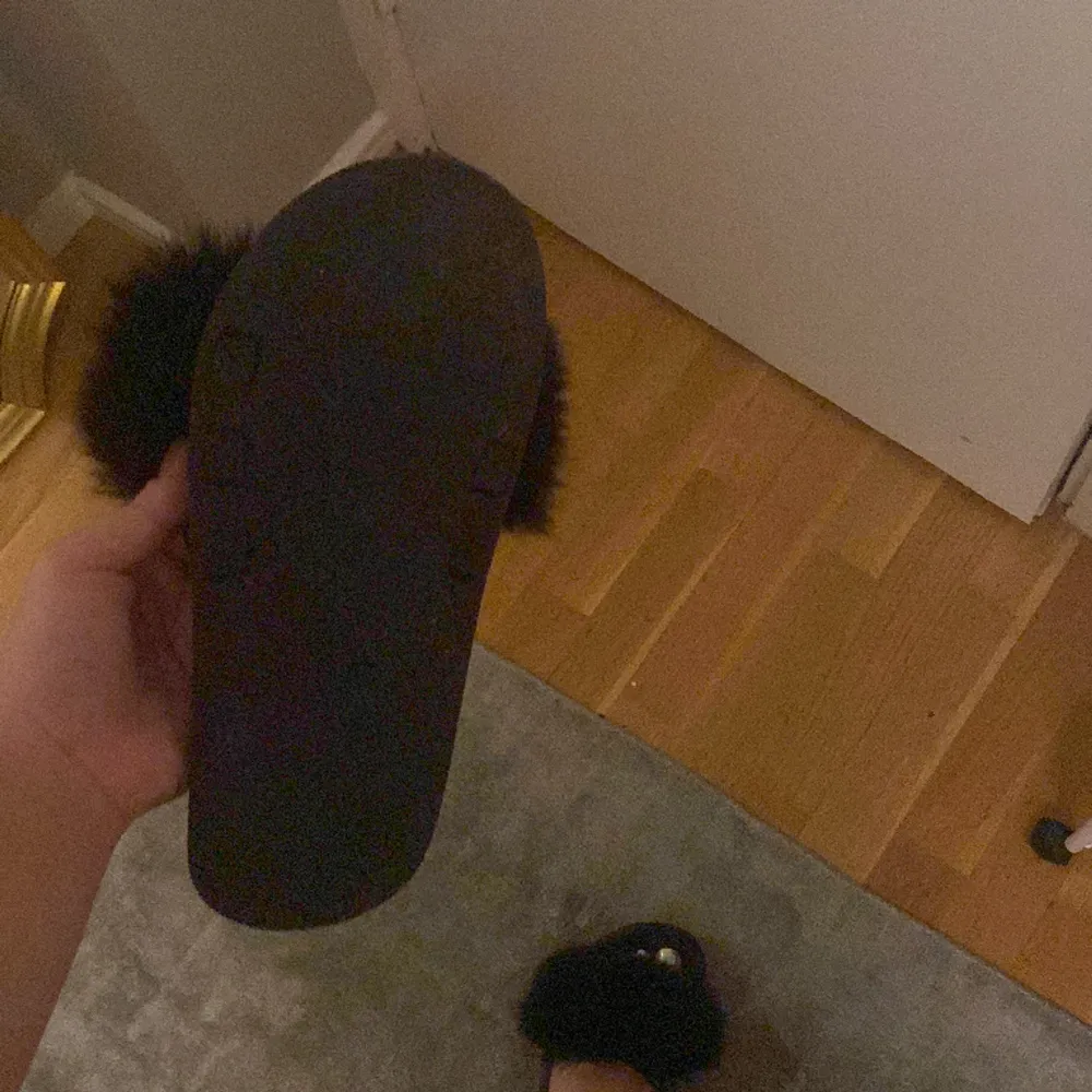 Ett par tofflor jag helt enkelt inte diggar längre, inga slitningar eller fel på dom! . Kengät.