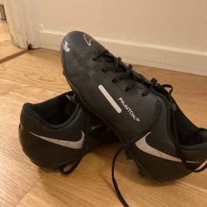 Fotbollskor - Säljer mina fotbollskor för att dom är för små.  Dom är i bra skick 