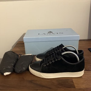 Lanvin Paris  - Hej, säljer dessa jätte fina lanvins skor skicket är bra osv 8,5/10 skulle jag säga! Dm för mer funderingar osv sko inlägg på bilderna medföljer och en låda! 