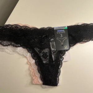 Trosor  - Säljer dessa helt nya trosor då jag hade råkat köpa dem i helt fel storlek, 3 pack i svart, vit och ljusrosa/ peach färg💕