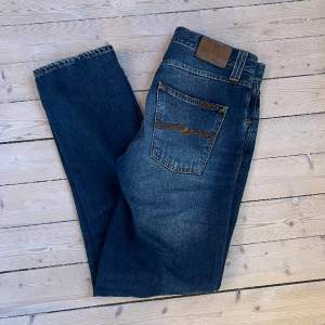 Snygga och sköna nudie jeans som knappt är använda då dom är för stora, storlek 32x32 i modellen ”steady eddie”. Väldigt bra skick utan några skador👌