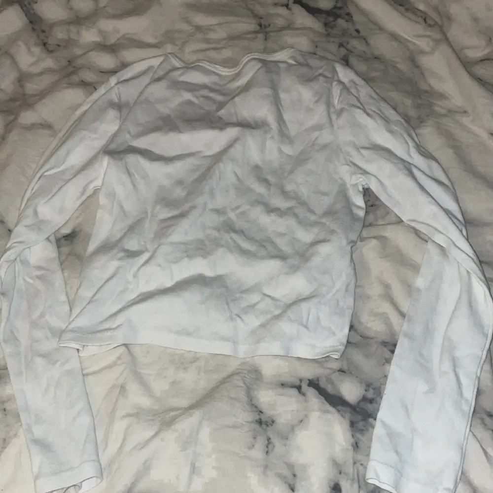 fin vit tröja, använd några gånger, jättefint skick. säljer för kommer aldrig till användning 💕. Tröjor & Koftor.