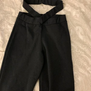 Kostym byxor  - Med ett extra band runt midjan 