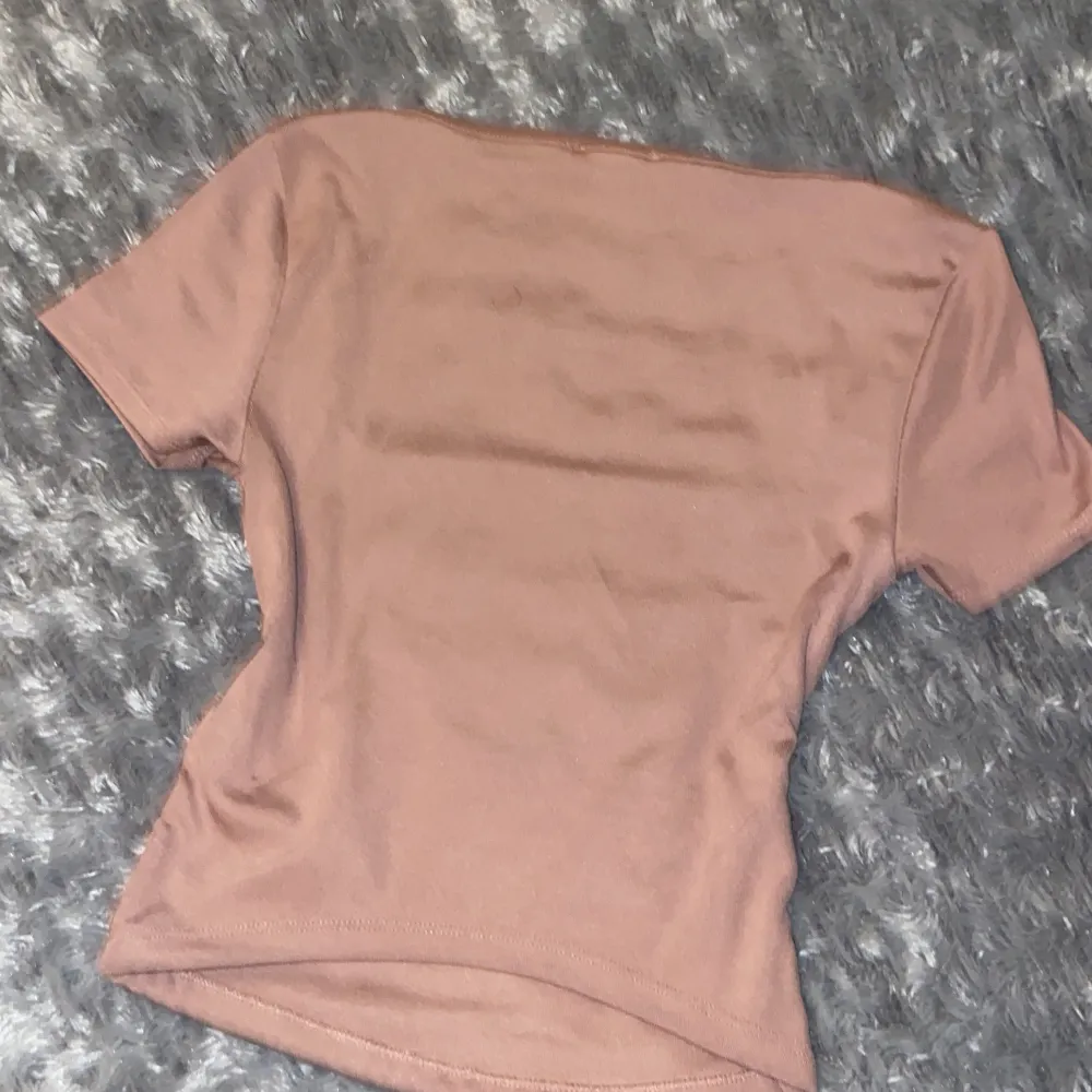 Tröjan har en Stretchig matrial och har typ en brun/rosa färg💗 Ingen typ av skada eller missfärgning 💗. T-shirts.