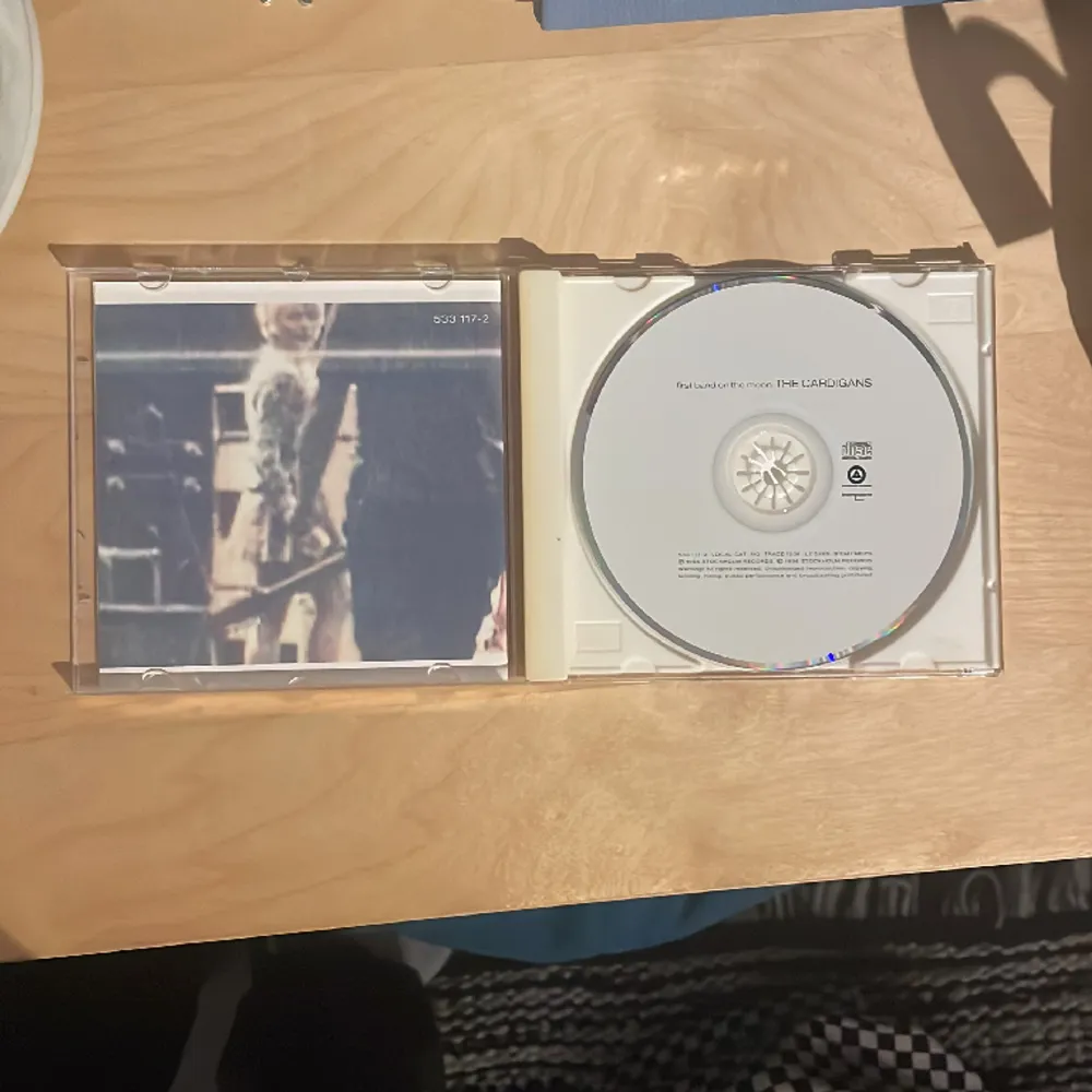 original the cardigans cd, albumet ”first band on the moon” från 1996! fodralet är helt ok skick, lite missfärgning och fåtal repor har kommit med åren. själva skivan är i fint skick! . Övrigt.