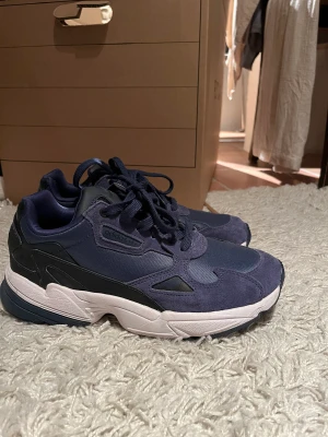 Blåa skor från adidas  - Knappt använda, storlek 40 2/3. 