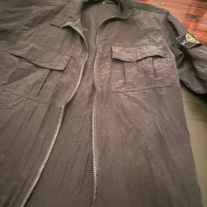 Stone island  - Hej, säljer min stone island overshirt som är i otroligt bra skick. Den kommer aldrig till användning. Den är äkta men har tyvärr inget kvitto. Va inte rädd för att höra av er för fler frågor. Priset kan diskuteras.