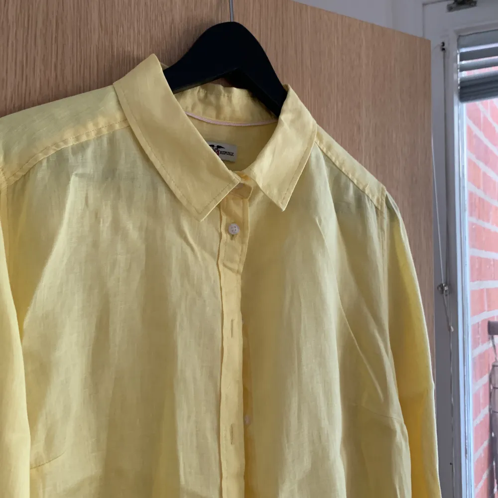 Fin, gul linneskjorta säljes. ☀️ Helt oanvänd. Strl 44. Från Kappahl (Hampton Republic). . Skjortor.
