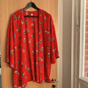 Snygg, röd kimono från H&M. Helt oanvänd. Strl M. ☀️