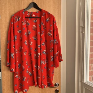 Röd kimono  - Snygg, röd kimono från H&M. Helt oanvänd. Strl M. ☀️
