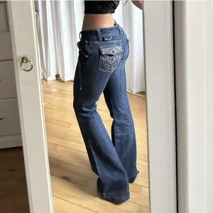 Lågmidjade bootcut vintage jeans - Vintage från Morgan De Toi storlek 40. Midja 84 innerben 87. Köpt här på plick men är lite för stor— säljer den vidare för billigare pris. Har ett ihopsytt hål, men kan ej hitta hålet. Köpt för 800kr. Sista bilden är min, de andra lånade av förra säljaren