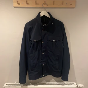 J Lindeberg jacka! - Säljer min snygga field jacket från J Lindeberg p.g.a. att den ej kommer till användning. Inga defekter och använd Max 6-8 gånger. Modellen heter bailey och är för tillfället slutsåld.  Nypris: 3400kr Mitt pris: 1700kr. Kvitto finns självfallet! Mvh 