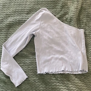 Tröja  - En babyblå enarmad tröja som använts några gånger 