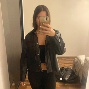 Skin jacka - Jätte fin skin jacka med fina detaljer, jätte bra skick.