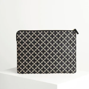 Malene Birger dator fodral - Snyggt datorfodral från malene birger. Fint skick, dock har den några fläckar på insidan från en penna. Inget som syns utanpå! Skriv för fler bilder!