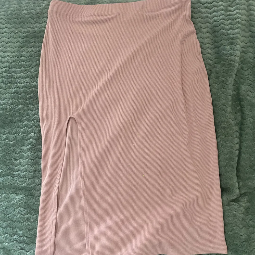 En rosa lång kjol med slits, använd en gång. Kjolar.