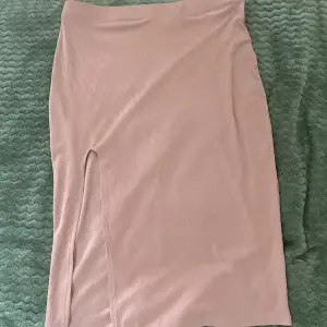 En rosa lång kjol med slits, använd en gång
