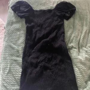 Klänning  - En svart klänning, använd en gång. ( det gröna är från kameran, ej på klänningen)