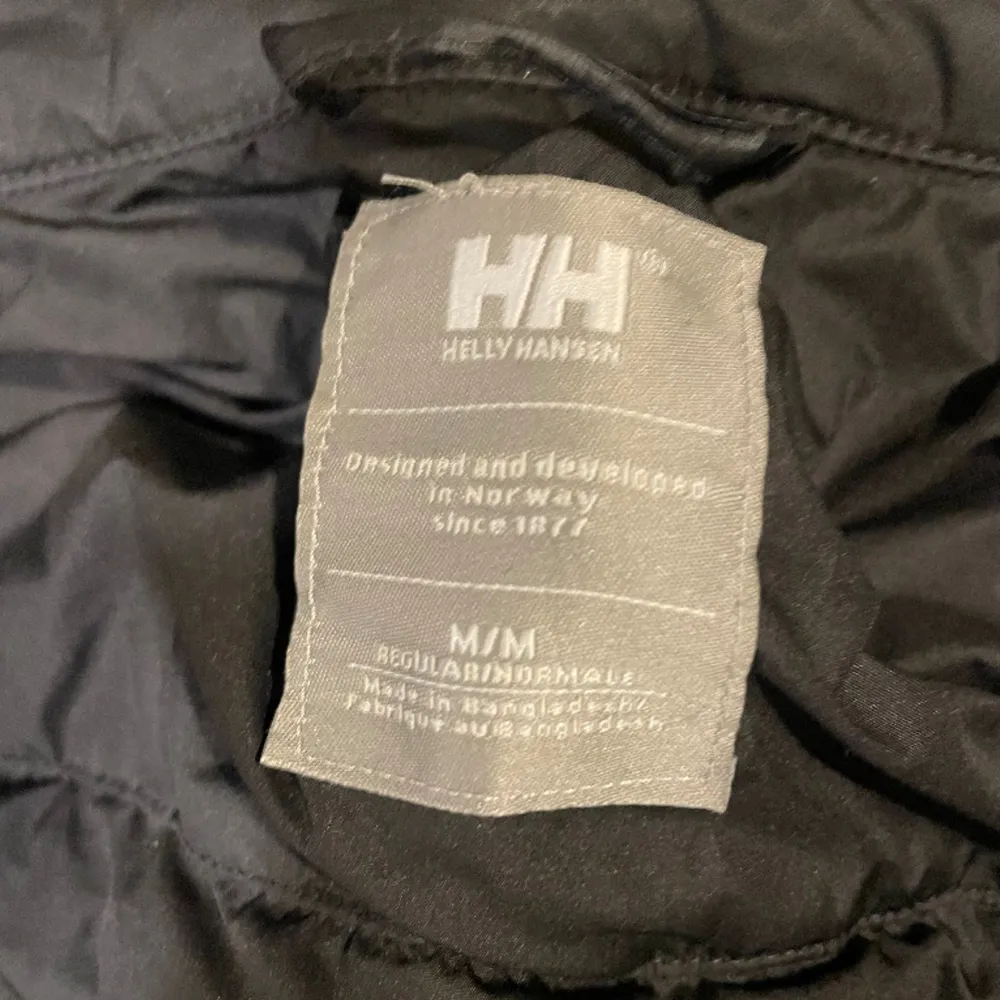 Super snygg helly Hansen jacka, lite för stor för mig medium i storlek. Aldrig använd . Jackor.