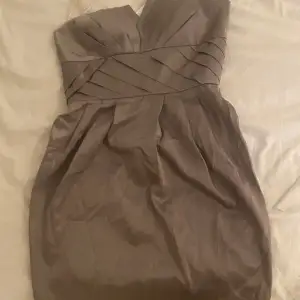 En fin kläning som är helt ny i storlek Xs  Nypris 1200