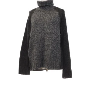 Stickad tröja - Säljer denna stickade tröjan i storlek M från JJ jeans. 